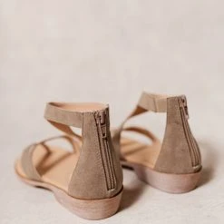 FREE SOUL/MIRACLE MILE Emily Sandals In Grey New Arrivals