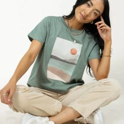 WORUI New Arrivals Beachside Graphic Tee