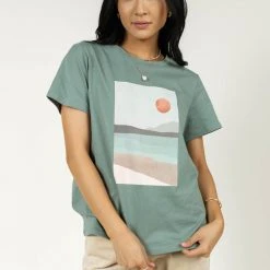 WORUI New Arrivals Beachside Graphic Tee