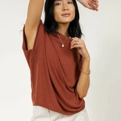 SINA New Arrivals Greta Muscle Tee In Rust